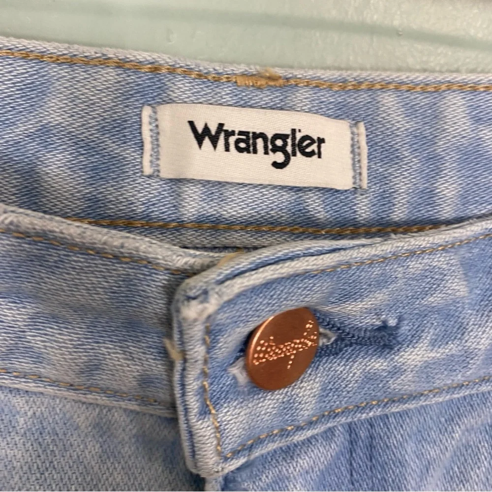 Wrangler High Rise Wide Leg Worldwide Distressed Light Wash Blue 28X28‎ - Picture 4 of 8